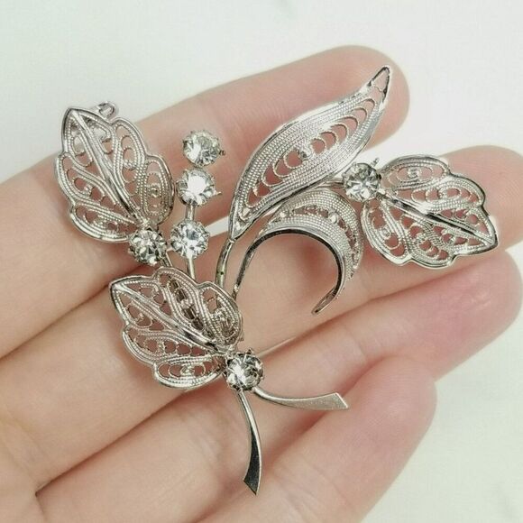 Vintage Rhinestone Silver Tone Filigree Leaf Shape Brooch, Prong Set Lapel Pin - Picture 5 of 6